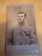 Photo Ancienne/ Militaria /Sous Officier En Buste Du 44 éme Avec Croix De Guerre Et Citation/Vers 1914-1918     PHOTN551 - Tabak & Cigaretten