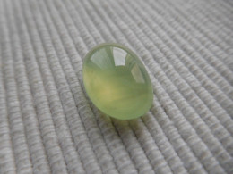 Cabochon De Prehnite Verte, Taille Ovale 8.50 Carats. CL17 - Other & Unclassified