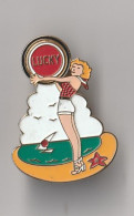 PIN'S  THEME   PIN-UP   JOLIE FEMME AVEC BELLE POITRINE    LUCKY  CIGARETTES - Pin-ups