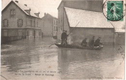 CPA 10 (Aube) Troyes - Les Inondations De Janvier 1910. La Rue Du Voyer, Barque De Sauvetage TBE éd. S. Brunelair - Floods