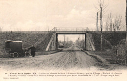 Vibraye - Circuit De La Sarthe 1906 - Le Pont Du Chemin De Fer Et La Route De Lamnay - Voiture Ancienne - Vibraye