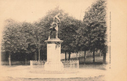 Malesherbes * Place Et La Statue Du Capitaine Lelièvre  - Malesherbes