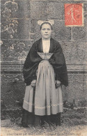 Guimiliau            29          Costume . Une Jeune Fille          ( Voir Scan) - Guimiliau