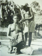 Photo Originale Des Années 50 - Tressage De Cheveux Sur Jeune Femme Africaine - Non Classés