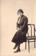 PHOTOGRAPHIE - Femme Brune - Manteau - Chaise - Carte Postale Ancienne - Fotografie