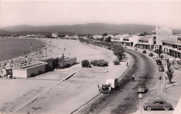 Frejus - La Plage Et La Promenade -  Automobiles - Caravane - C PSM °J - Frejus