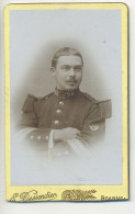 Photo (Format Carte De Visite) - Militaria Soldat Militaire Uniforme (98) Baïonnette - Photo Dessendier à Roanne - Uniformen