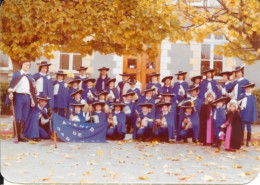 Groupe Folklorique: Union Musicale Les Mousquetaires De L'Avenir De Garchizy (Nièvre) Signée Noël Martignon - Persons