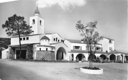 Roquebrune Sur Argens * Les Calanques Des Issambres * La Place Et L'église Du Village - Roquebrune-sur-Argens