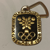 Très Rare Porte Clé Des Jeux Olympiques De Grenoble 68 Fond Noir Sous Résine. Objet Souvenir, Médaille, Badge, Pin's. - Uniformes Recordatorios & Misc