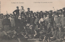 12 / CAMP DU LARZAC / EPLUCHAGE DES POMMES DE TERRES / BEAU PLAN - La Cavalerie