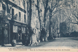 CPA 84 LA TOUR D'AIGUES PLACE JEU DE BOULES RUE REPUBLIQUE - La Tour D'Aigues