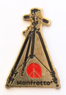 Pin's MANFROTTO - Le Trépied - Le Logo -Eurodor - M373 - Fotografía