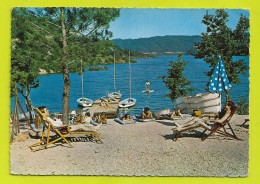 83 LAC DE SAINT CASSIEN Vers Fayence Montauroux La Plage En 1970 Vélo Pédalo Voiliers Chaises Longues - Montauroux