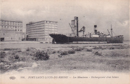 SAINT LOUIS DU RHONE(MINOTERIE) BATEAU EN DECHARGEMENT - Saint-Louis-du-Rhône