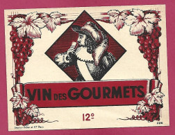 étiquette Vin Des Gourmets 12° Mousquetaire Du Roi Verre Chapeau Panache Costume D'antan - Beaux Costumes D'Antan