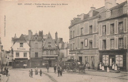 Auray * Vieilles Maisons , Place De La Mairie * L'hôtel Du Pavillon * Attelage Diligence * Pâtisserie - Auray