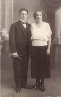 PHOTOGRAPHIE - Jeune Couple Marié, Dans Une Salle De Bal - Gants - Soirée - Carte Postale Ancienne - Couples