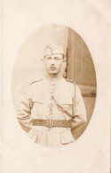 Carte Photo - Militaire Prenant La Pose - Uniforne - Carte Postale Ancienne - Uniforms