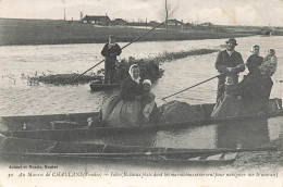 Challans * Au Marais * Yoles Et Villageois * Bateau Dont Les Maraîchins Se Servent Pour Naviguer Sur Le Marais - Challans