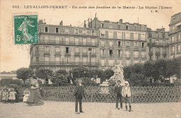 Levallois Perret * Un Coin Des Jardins De La Mairie * La Statue De L'essor * Jeu De Diabolo - Levallois Perret