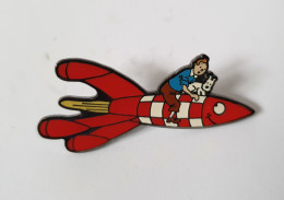 RARE PIN'S TINTIN SUR UNE FUSEE HERGE MOULINSART - Pins