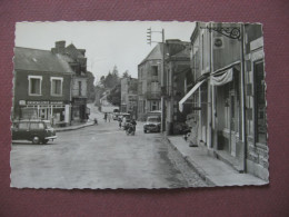 CPA PHOTO 53 VILLAINES LA JUHEL Place Des Halles 1950 1960 COMMERCES Dont QUINCAILLERIE BOULARD Voitures PEUGEOT ? - Villaines La Juhel