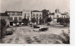 Mirebeau-en-Poitou Place De La République Voitures Restaurant Hôtel De France - Mirebeau