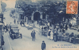 La Bernerie * La Place Du Marché Et Rue De La Gare * Foire Marchands * Automobile Voiture Ancienne - La Bernerie-en-Retz