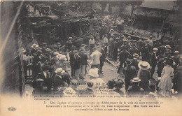 78-VILLEPREUX- LES-CLAYES- CATASTROPHE- 18 JUIN 1910- UNE EQUIPE D'OUVRIERS S'OCCUPE AU DEBLAIEMENT DE LA VOIE... - Villepreux