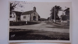 44 PREFAILLES  EGLISE ET ROUTE DE LA POINTE SAINT GILDAS  1953 - Préfailles