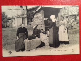 Cpa  Scène Du Centre Les Potins Du Village, Animée éd Collas MTIL (Cognac), Non écrite - Limousin