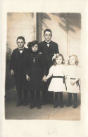 CARTE PHOTO - Groupe D'enfants Prenant Une Photo - Jumelles - Carte Postale Ancienne - Children And Family Groups