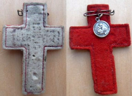 CRX-008 Croix Feutrine Rouge Anno Jubilaei MCML Avec Médaille St Antonio Proteggimi - Religieuze Kunst