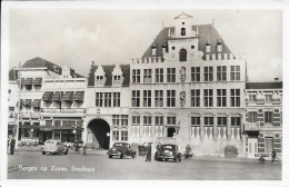 Bergen Op Zoom Met Old Timers Voor Het Stadhuis - Bergen Op Zoom