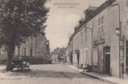 23 / CHENERAILLES / PLACE DE LA LIBERTE / VOITURE / PLAN PEU COURANT - Chenerailles