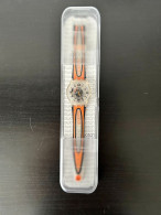 Swatch Modèle Snow Pass SUMK200J "Snow Shpere Too" - Montres Modernes