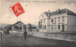 VIRIEU-sur-BOURBRE (Isère) - Le Champ De Mars, Les Ecoles - Voyagé 1910 (2 Scans) Marchand Chaussures Pont-de-Beauvoisin - Virieu