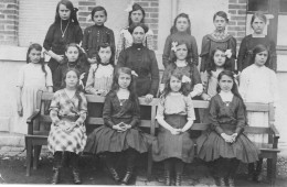 Carte Photo Jeunes Filles à L école, ça Rigole Pas... - Other & Unclassified