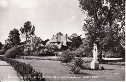 2771	189	Bussum, Frederich Van Eedenweg Monument Gevallenen 1940-1945 (zie Hoeken Bovenin Punaise Gaatjes) - Bussum