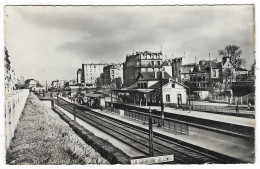 CPSM LA GARENNE COLOMBES, LA GARE, PANNEAU LA GARENNE BEZONS, Format 9 Cm Sur 14 Cm Environ, HAUTS DE SEINE 92 - La Garenne Colombes