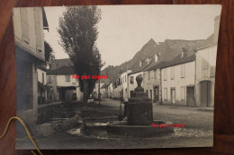 Photo 1920's Lucq De Béarn Femme à La Fontaine Rue Village - Ancianas (antes De 1900)