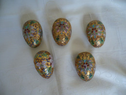 5 Cloisonne Eier Aus Messing Mit Farbigen Emaile Verzierungen Zum Aufhängen (1122) - Eggs