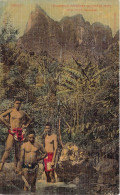 FRANCE - POLYNESIE FRANCAISE - TAHITI - Chasseurs Indigènes Suivant La Piste D'un Porc Sauvage - Carte Postale Ancienne - Polynésie Française