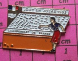 813F Pin's Pins / Beau Et Rare / SPORTS / PETANQUE CHAMPIONNAT DE FRANCE JOUY EN JOSAS 1992 - Petanca