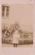 ENFANTS - Petite Fille Souriante Dans Un Jardin - Carte Postale Ancienne - Ritratti