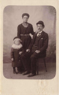 CARTE PHOTO - Photographie - Des Parents Avec Leur Petite Fille - Col à Fourrure  - Carte Postale Ancienne - Fotografie