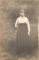 CARTE PHOTO - Photographie - Portrait D'une Femme Dans Une Cour - Carte Postale Ancienne - Fotografie