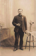 CARTE PHOTO - Photographie - Portrait D'un Homme Debout Près Un Pot De Fleur Avec Une Cigarette - Carte Postale Ancienne - Fotografie