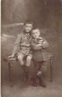 PHOTOGRAPHIE - Deux Enfants En Uniforme - Carte Postale Ancienne - Fotografie